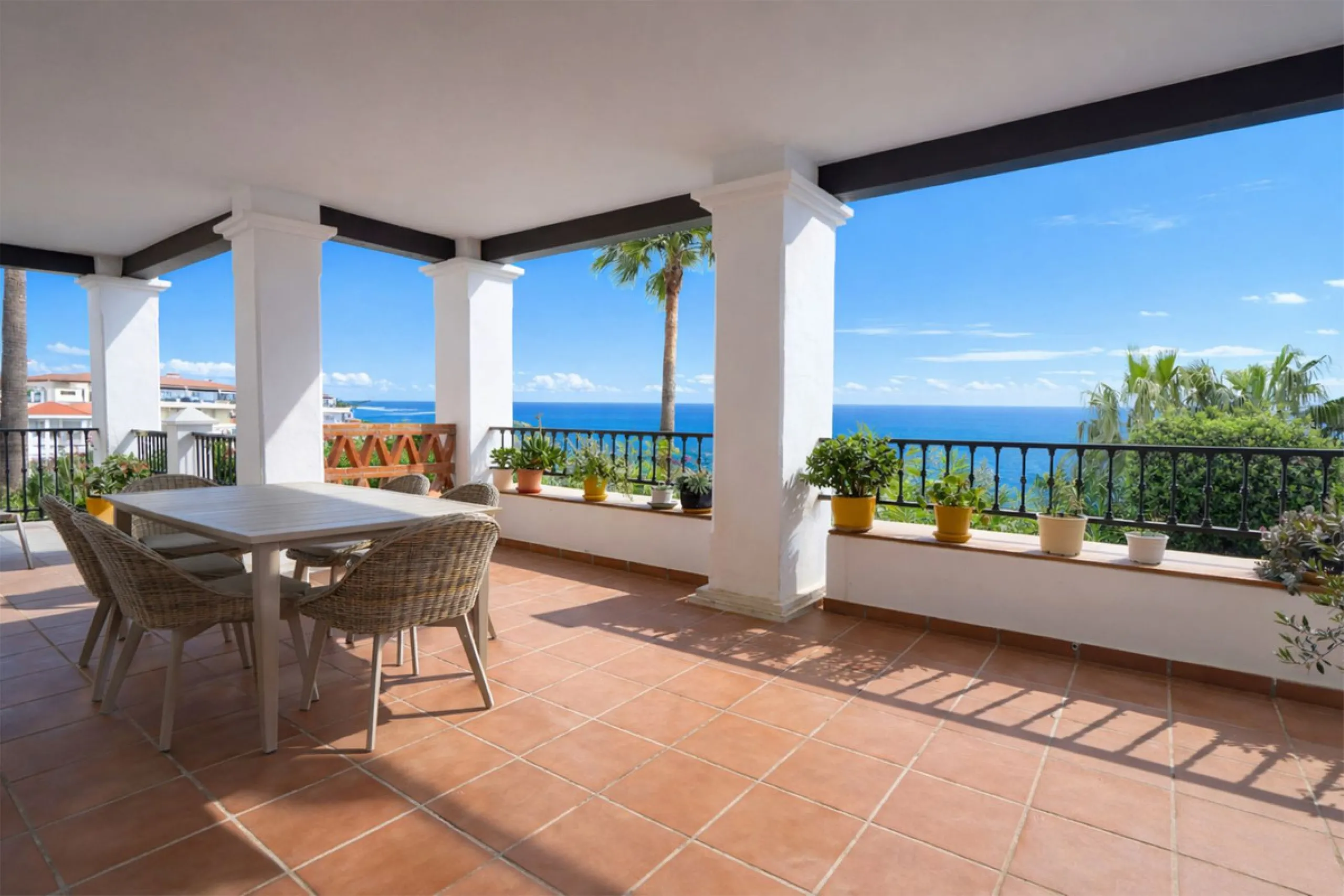 This modern, elevated ground floor, open plan apartment is located in a secure gated complex in the upper part of Calahonda enjoying amazing views to the sea.  What we really like about this property is the amazing panoramic view, the extra wide spacious 