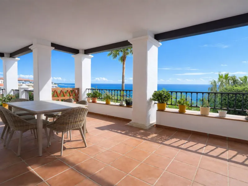 This modern, elevated ground floor, open plan apartment is located in a secure gated complex in the upper part of Calahonda enjoying amazing views to the sea.  What we really like about this property is the amazing panoramic view, the extra wide spacious 