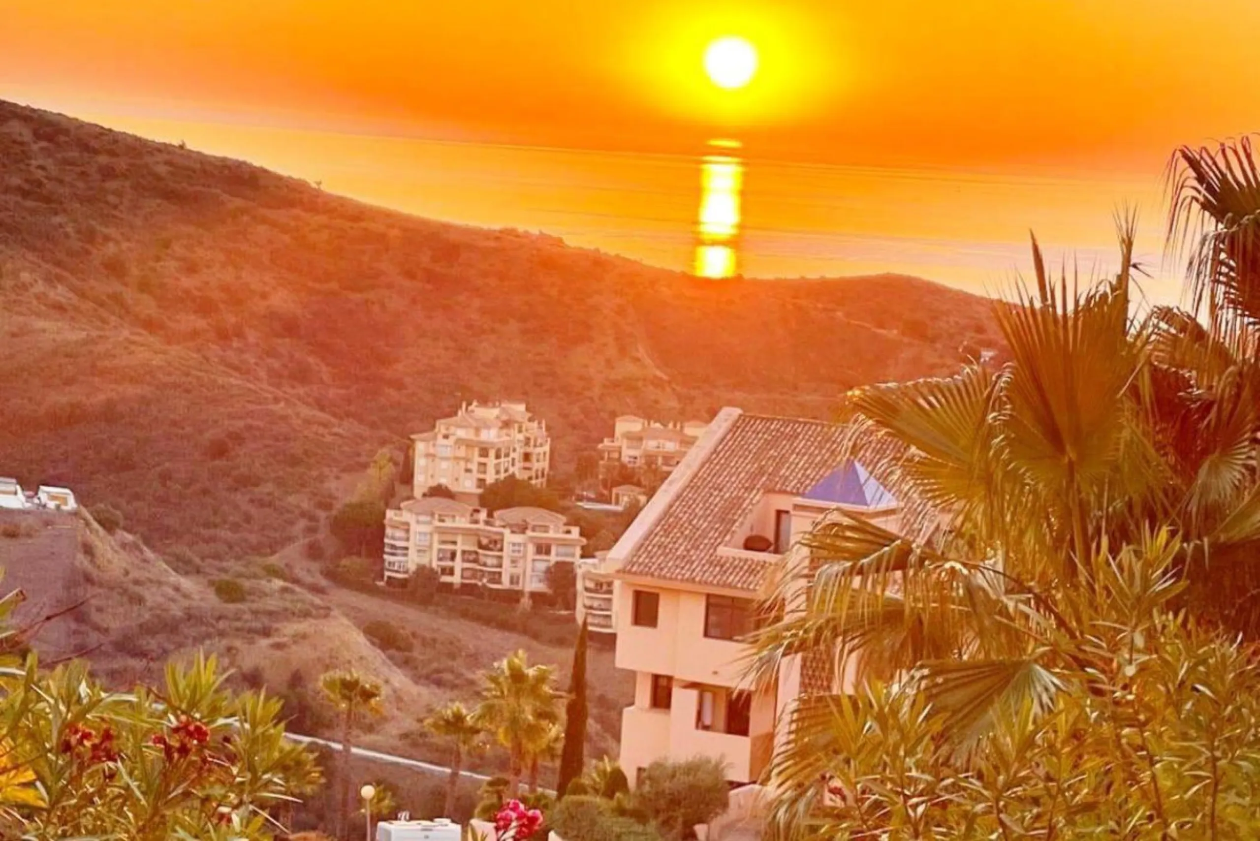 This modern, elevated ground floor, open plan apartment is located in a secure gated complex in the upper part of Calahonda enjoying amazing views to the sea.  What we really like about this property is the amazing panoramic view, the extra wide spacious 