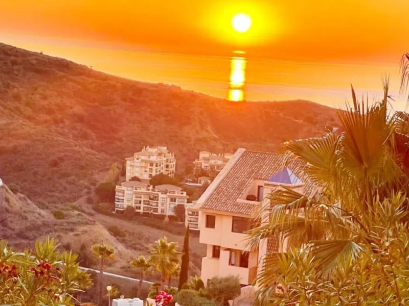 This modern, elevated ground floor, open plan apartment is located in a secure gated complex in the upper part of Calahonda enjoying amazing views to the sea.  What we really like about this property is the amazing panoramic view, the extra wide spacious 
