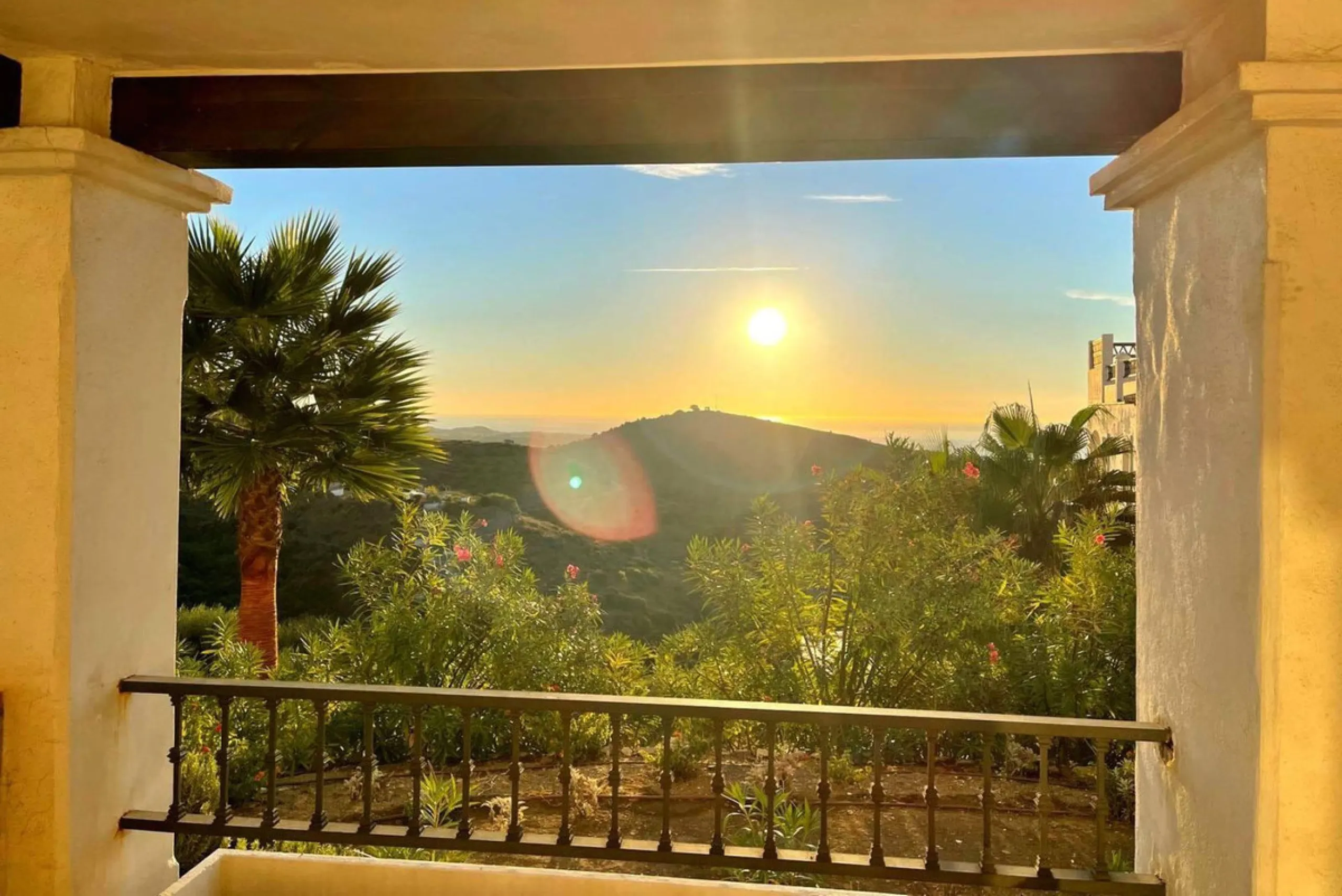This modern, elevated ground floor, open plan apartment is located in a secure gated complex in the upper part of Calahonda enjoying amazing views to the sea.  What we really like about this property is the amazing panoramic view, the extra wide spacious 