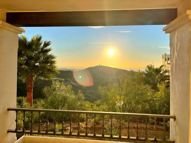 This modern, elevated ground floor, open plan apartment is located in a secure gated complex in the upper part of Calahonda enjoying amazing views to the sea.  What we really like about this property is the amazing panoramic view, the extra wide spacious 