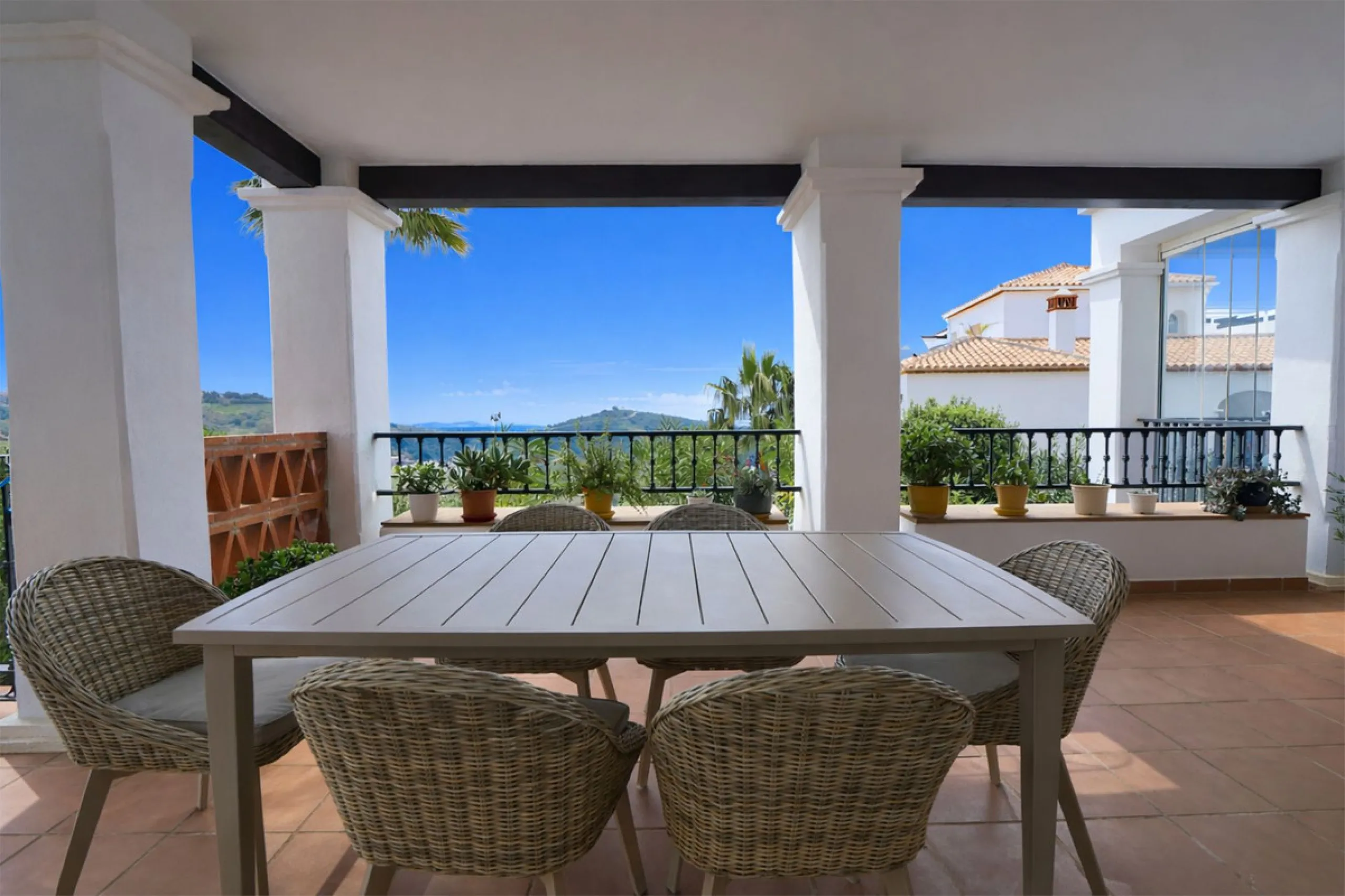 This modern, elevated ground floor, open plan apartment is located in a secure gated complex in the upper part of Calahonda enjoying amazing views to the sea.  What we really like about this property is the amazing panoramic view, the extra wide spacious 