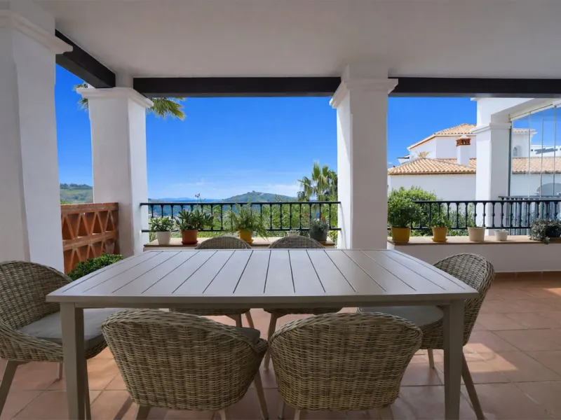 This modern, elevated ground floor, open plan apartment is located in a secure gated complex in the upper part of Calahonda enjoying amazing views to the sea.  What we really like about this property is the amazing panoramic view, the extra wide spacious 