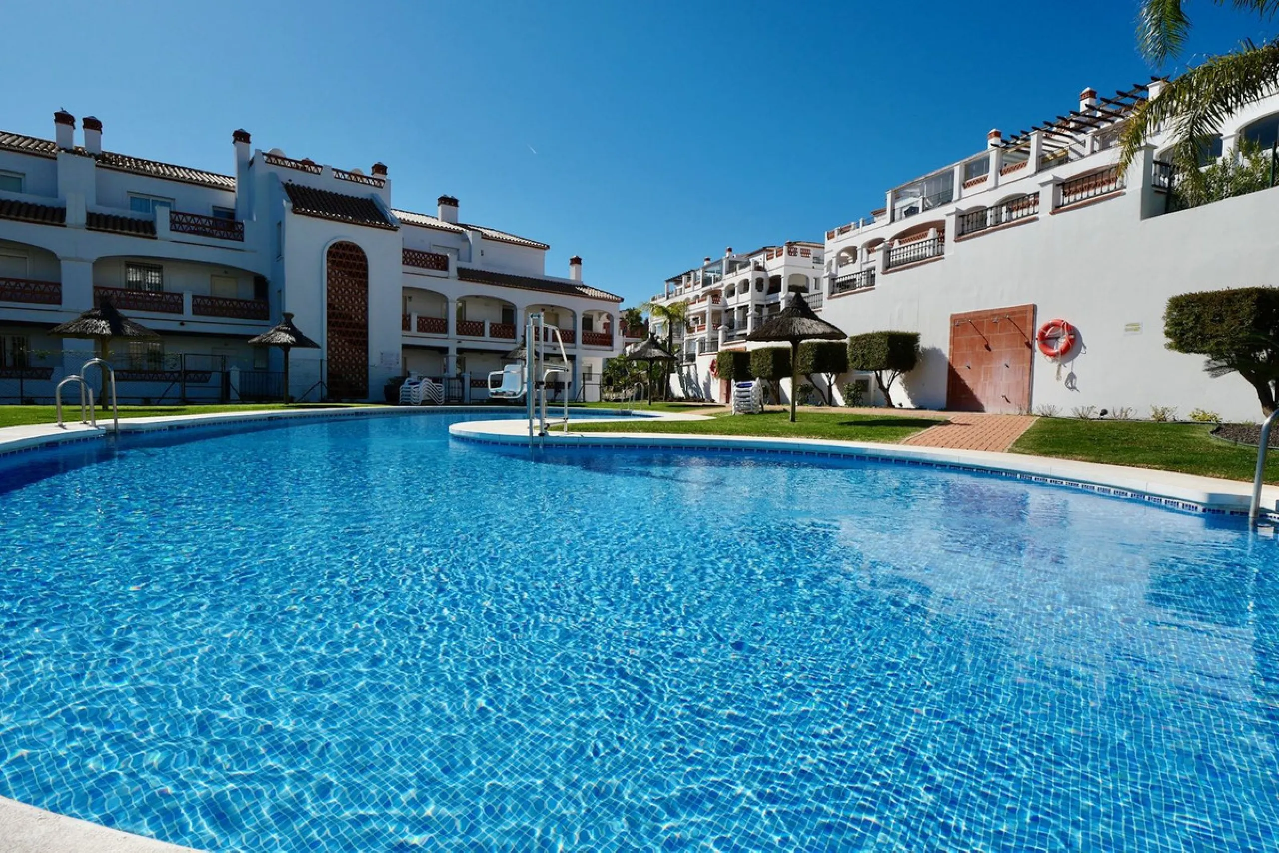 This modern, elevated ground floor, open plan apartment is located in a secure gated complex in the upper part of Calahonda enjoying amazing views to the sea.  What we really like about this property is the amazing panoramic view, the extra wide spacious 