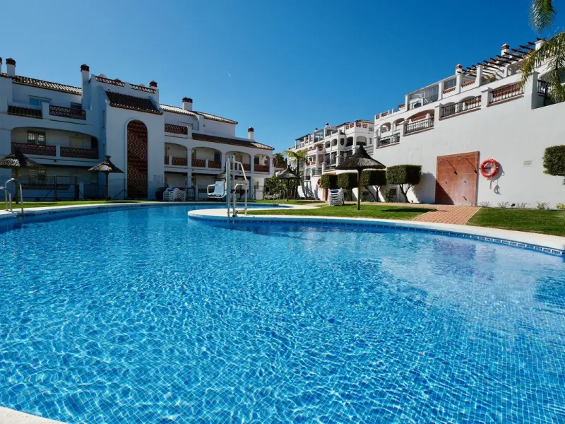 This modern, elevated ground floor, open plan apartment is located in a secure gated complex in the upper part of Calahonda enjoying amazing views to the sea.  What we really like about this property is the amazing panoramic view, the extra wide spacious 