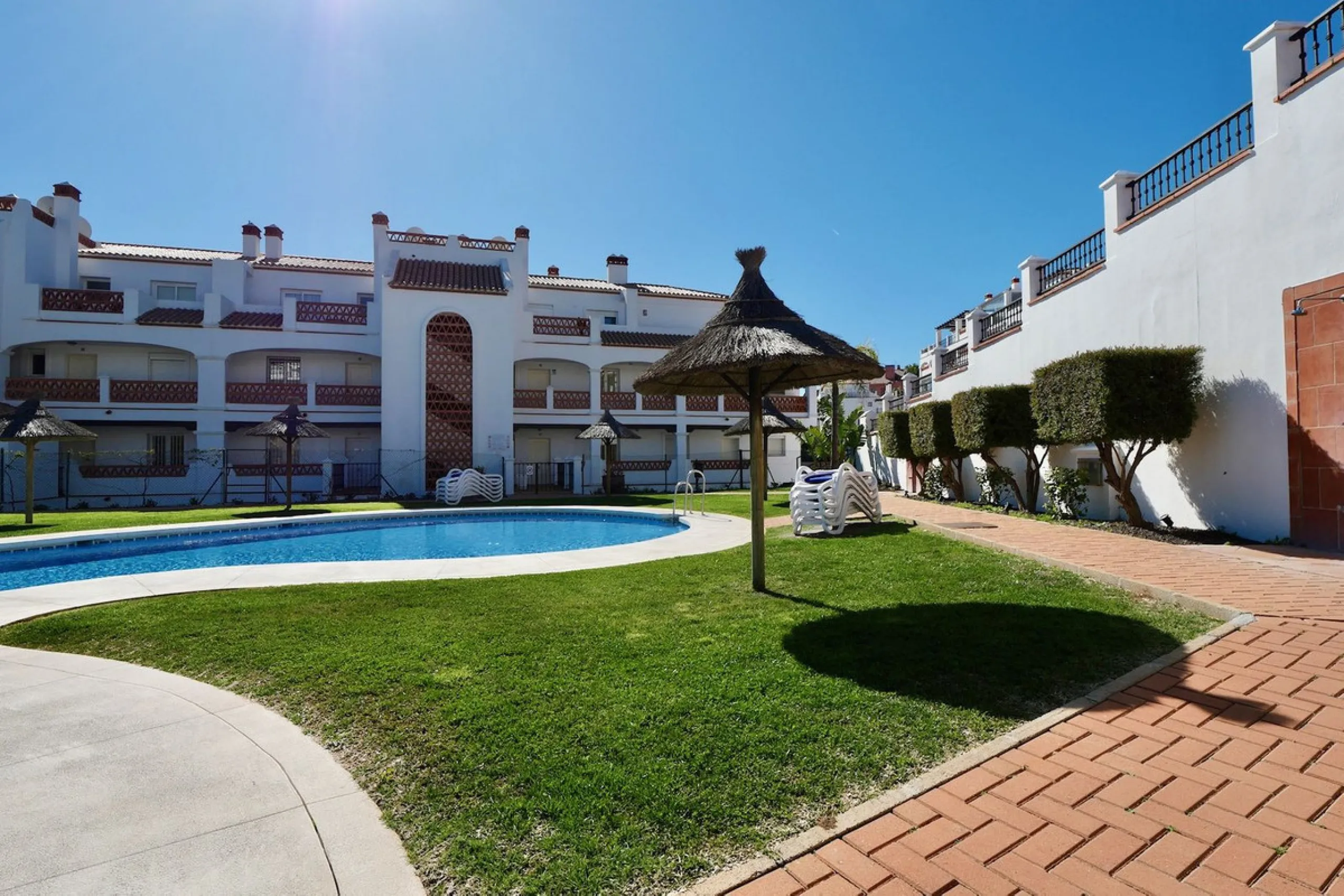 This modern, elevated ground floor, open plan apartment is located in a secure gated complex in the upper part of Calahonda enjoying amazing views to the sea.  What we really like about this property is the amazing panoramic view, the extra wide spacious 