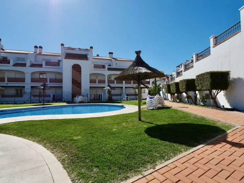This modern, elevated ground floor, open plan apartment is located in a secure gated complex in the upper part of Calahonda enjoying amazing views to the sea.  What we really like about this property is the amazing panoramic view, the extra wide spacious 