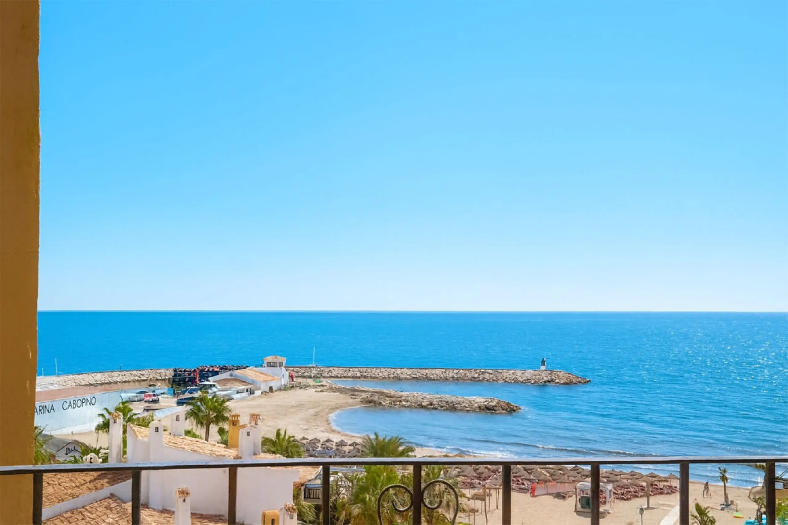 This spacious apartment in Cabopino Port boasts fantastic sea views!