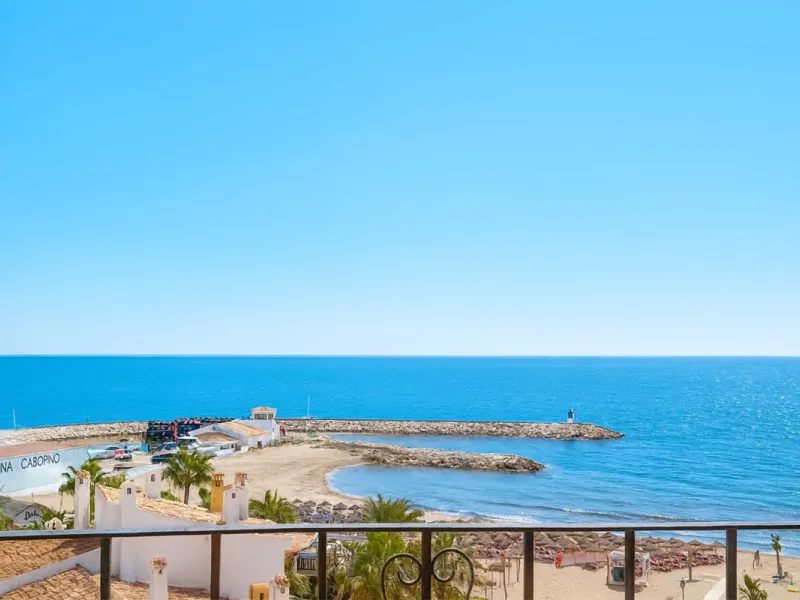This spacious apartment in Cabopino Port boasts fantastic sea views!