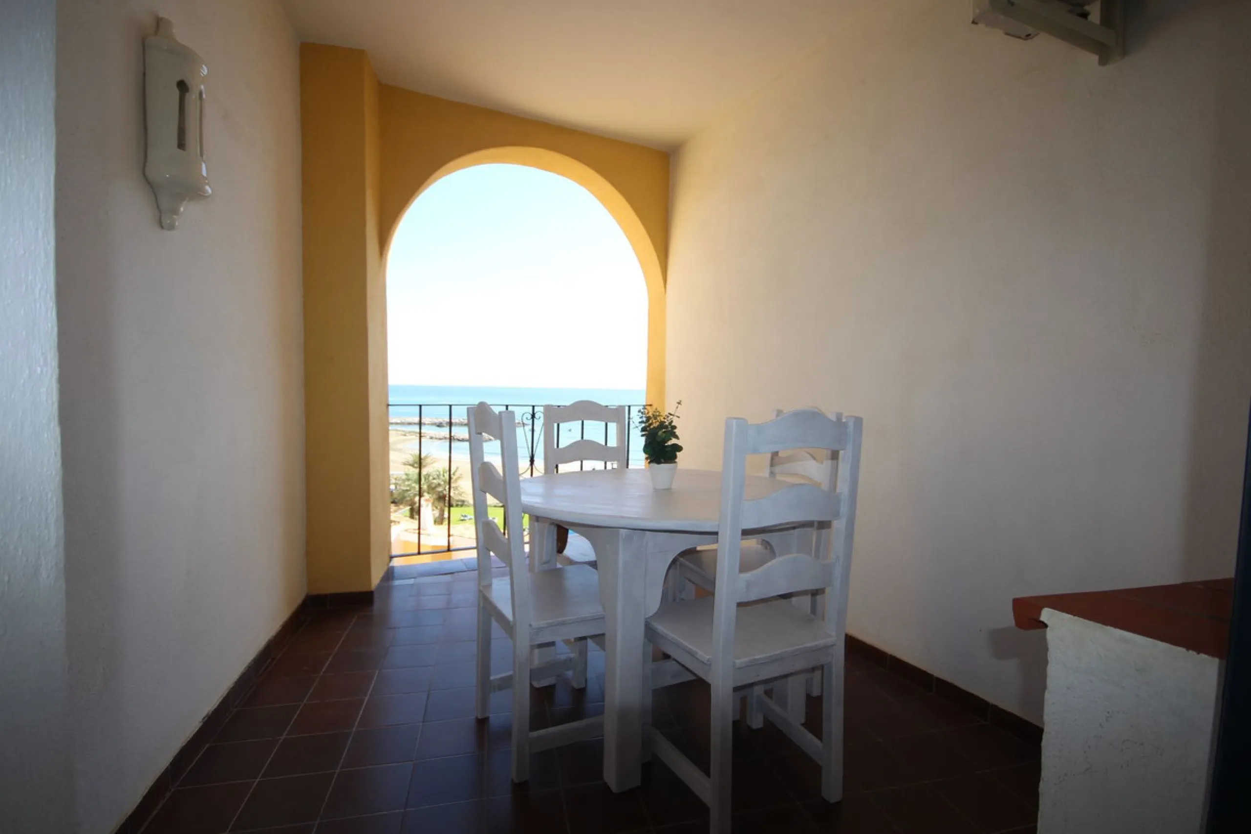 This spacious apartment in Cabopino Port boasts fantastic sea views!