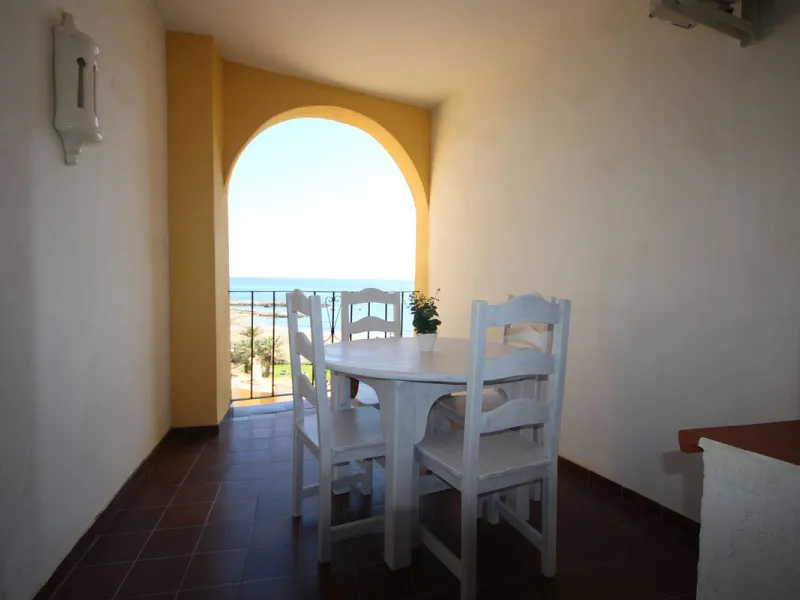 This spacious apartment in Cabopino Port boasts fantastic sea views!