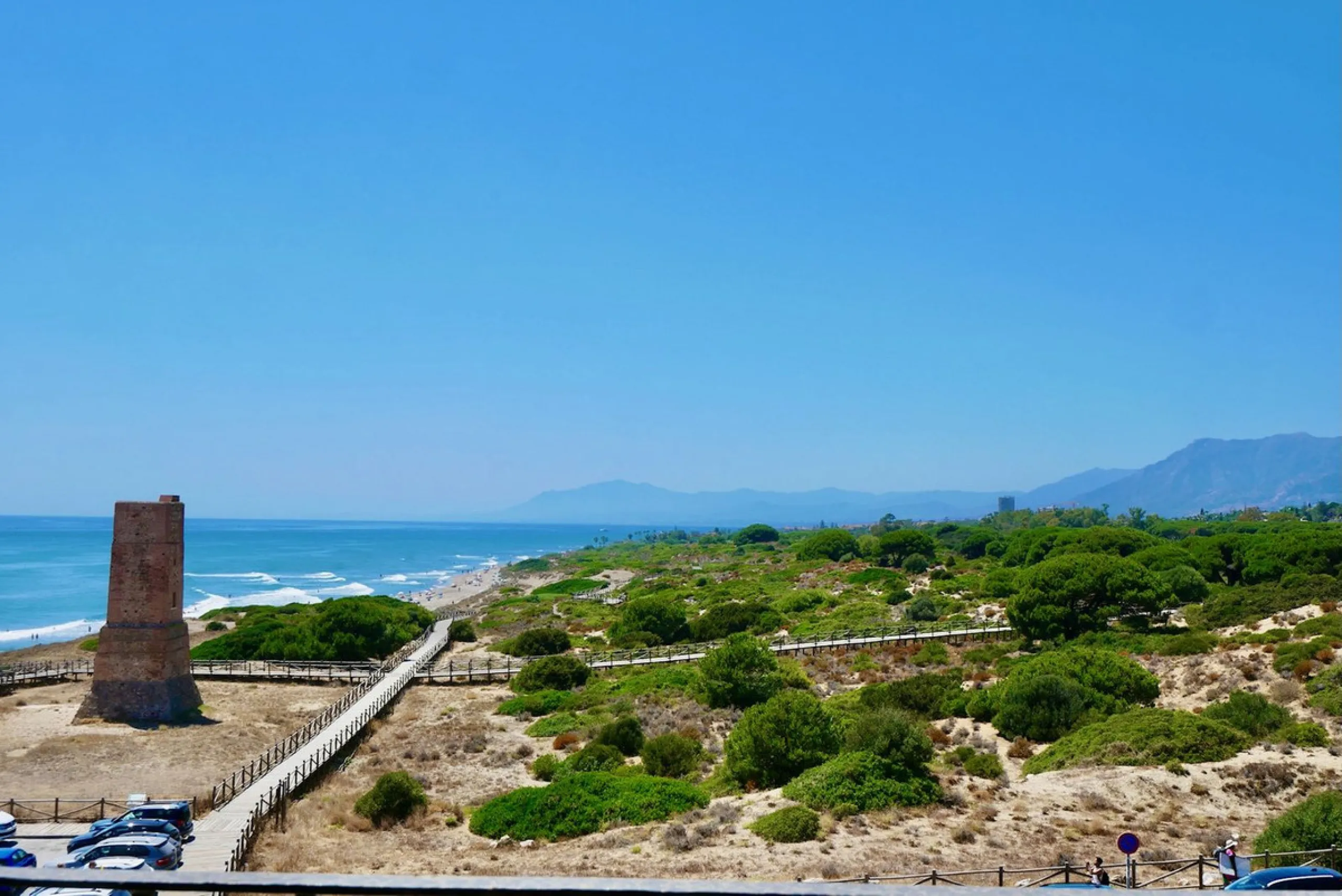This spacious apartment in Cabopino Port boasts fantastic sea views!