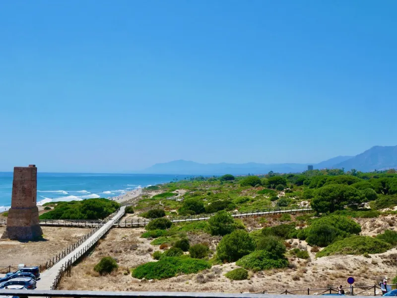 This spacious apartment in Cabopino Port boasts fantastic sea views!