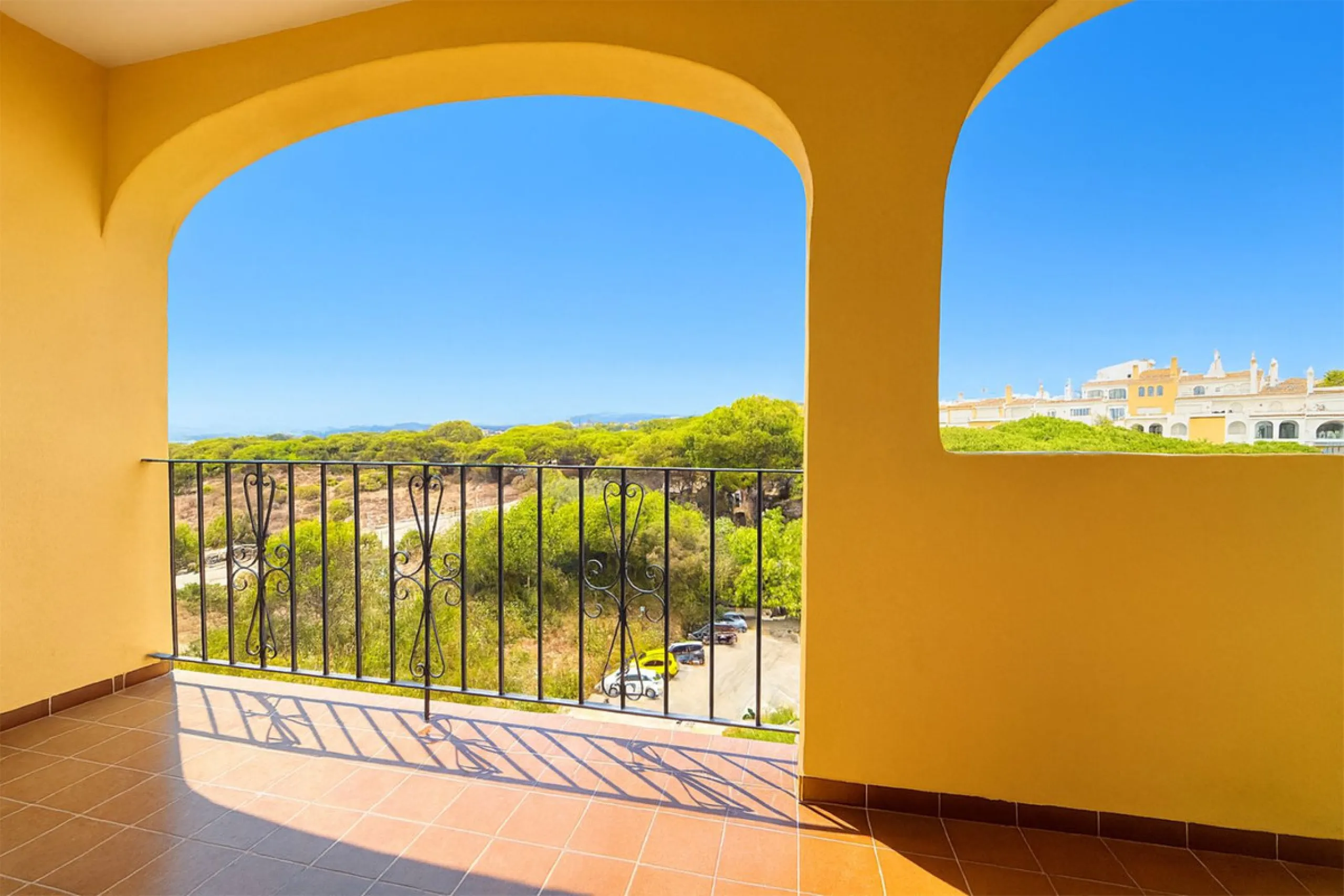 This spacious apartment in Cabopino Port boasts fantastic sea views!