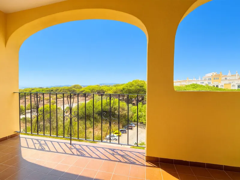 This spacious apartment in Cabopino Port boasts fantastic sea views!