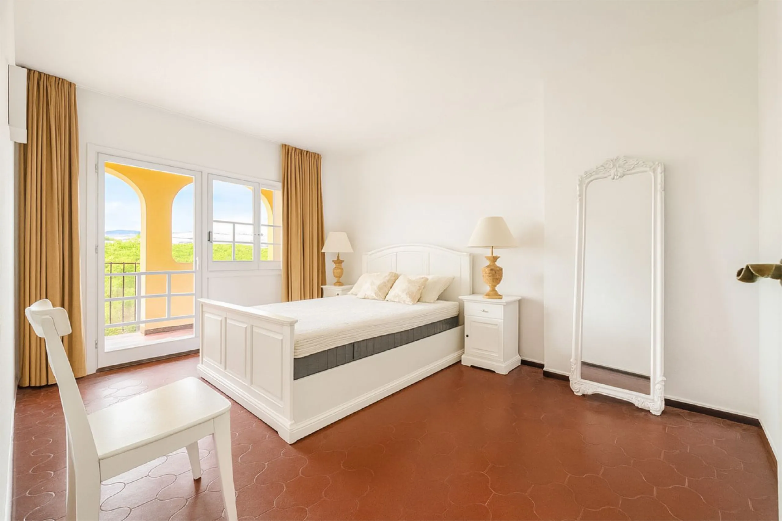 This spacious apartment in Cabopino Port boasts fantastic sea views!