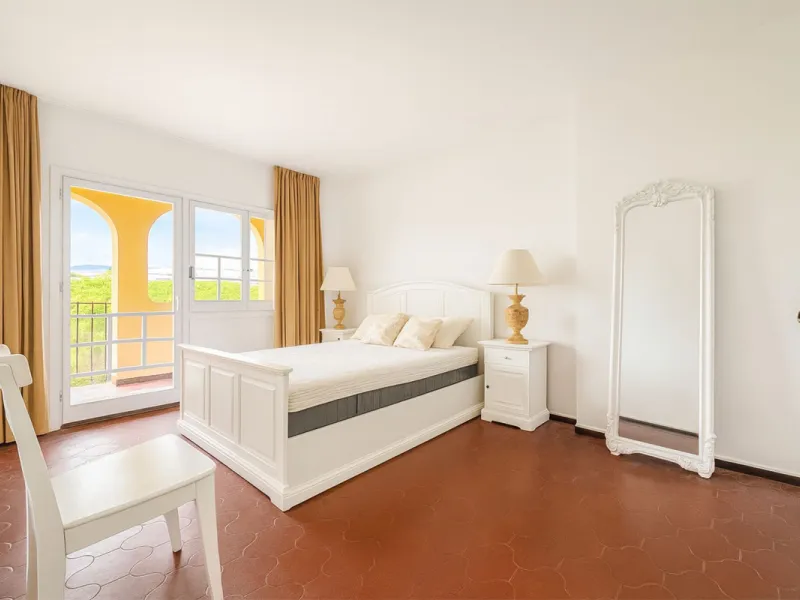 This spacious apartment in Cabopino Port boasts fantastic sea views!