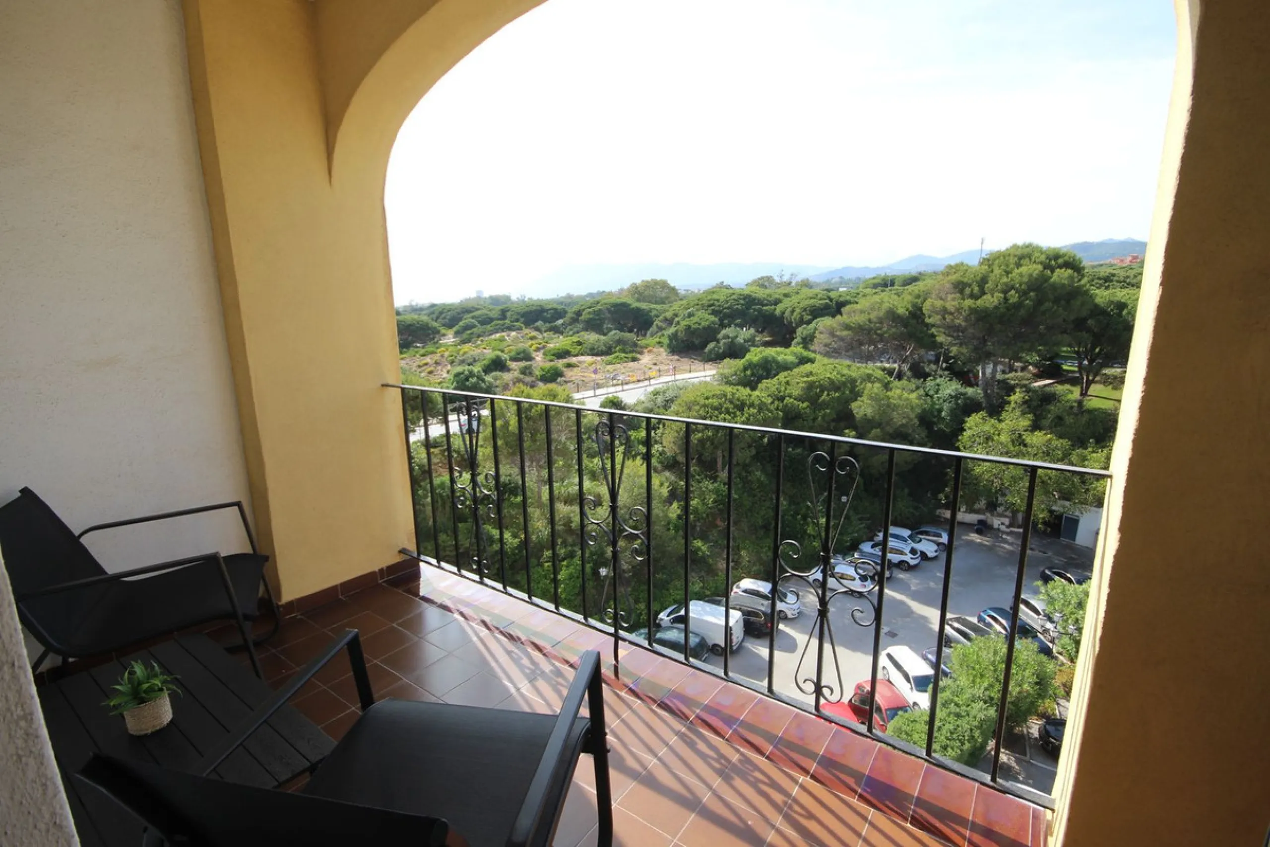 This spacious apartment in Cabopino Port boasts fantastic sea views!