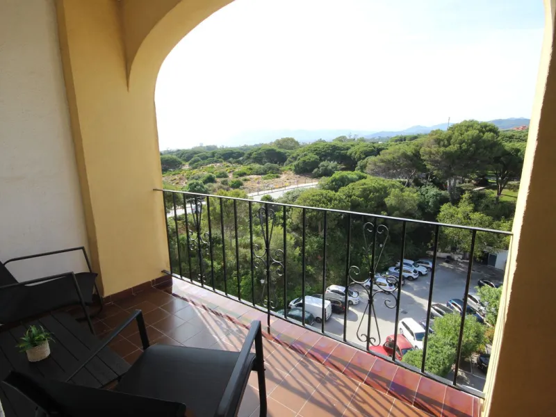 This spacious apartment in Cabopino Port boasts fantastic sea views!