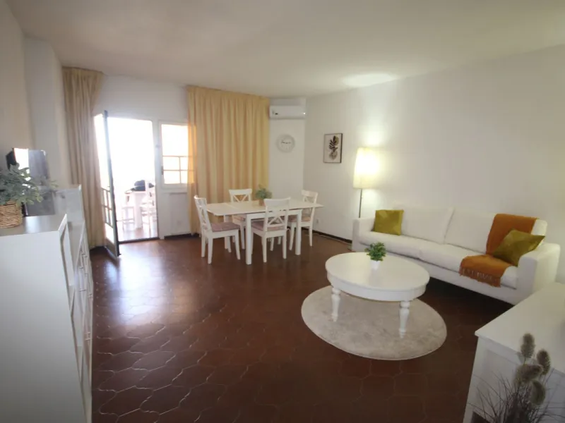 This spacious apartment in Cabopino Port boasts fantastic sea views!