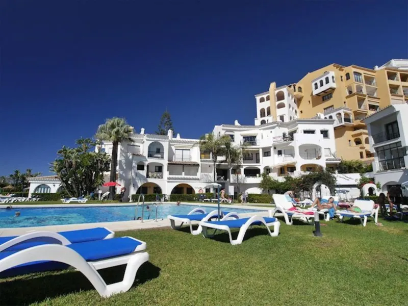 This spacious apartment in Cabopino Port boasts fantastic sea views!