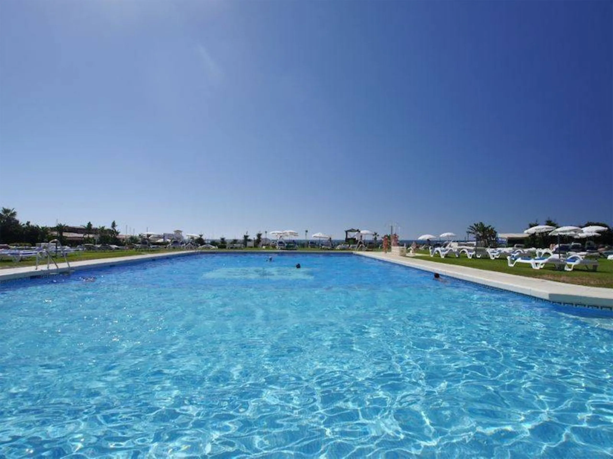 This spacious apartment in Cabopino Port boasts fantastic sea views!