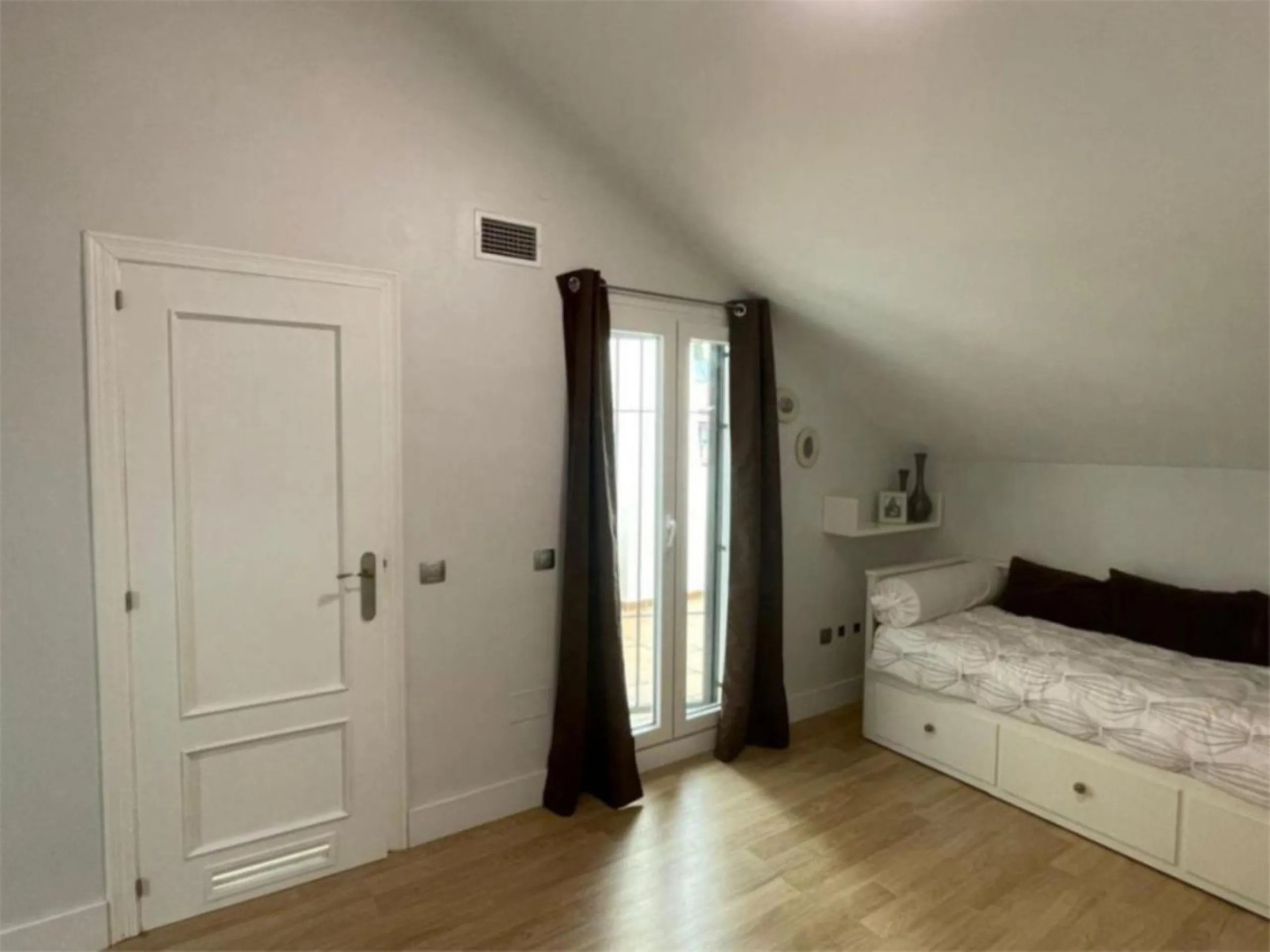 Magnificent semi-detached house located in a quiet and well-maintained residential area of ​​Marbella.
