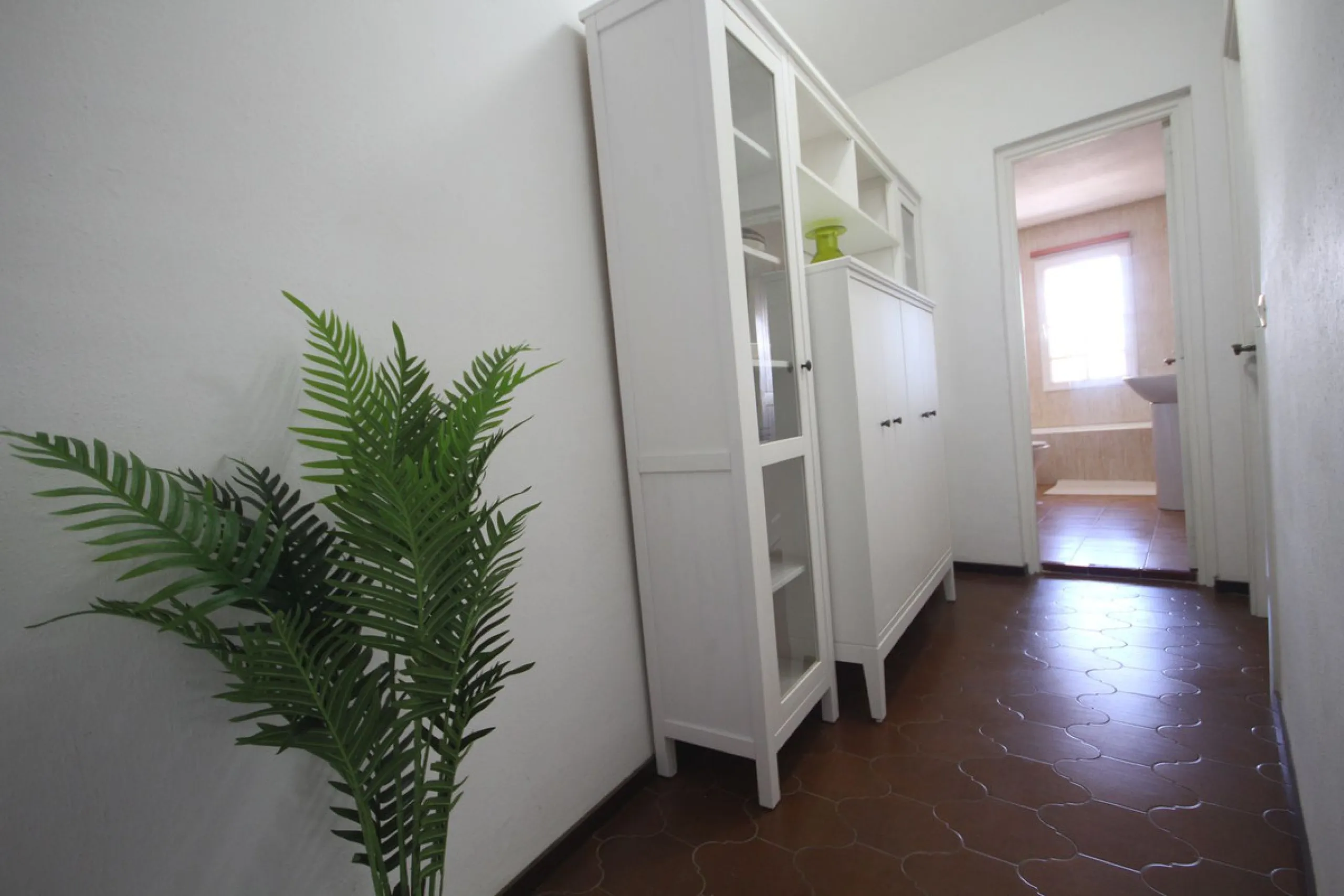 This spacious apartment in Cabopino Port boasts fantastic sea views!