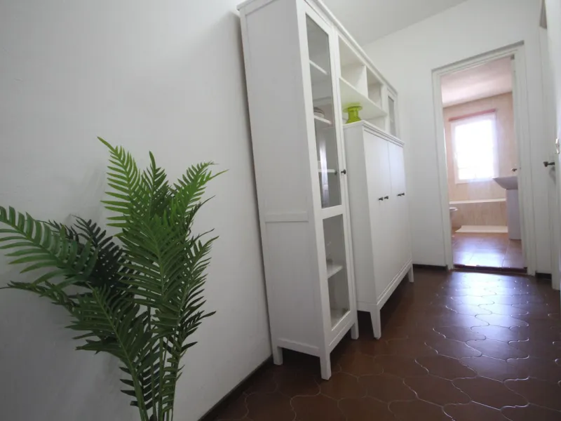 This spacious apartment in Cabopino Port boasts fantastic sea views!