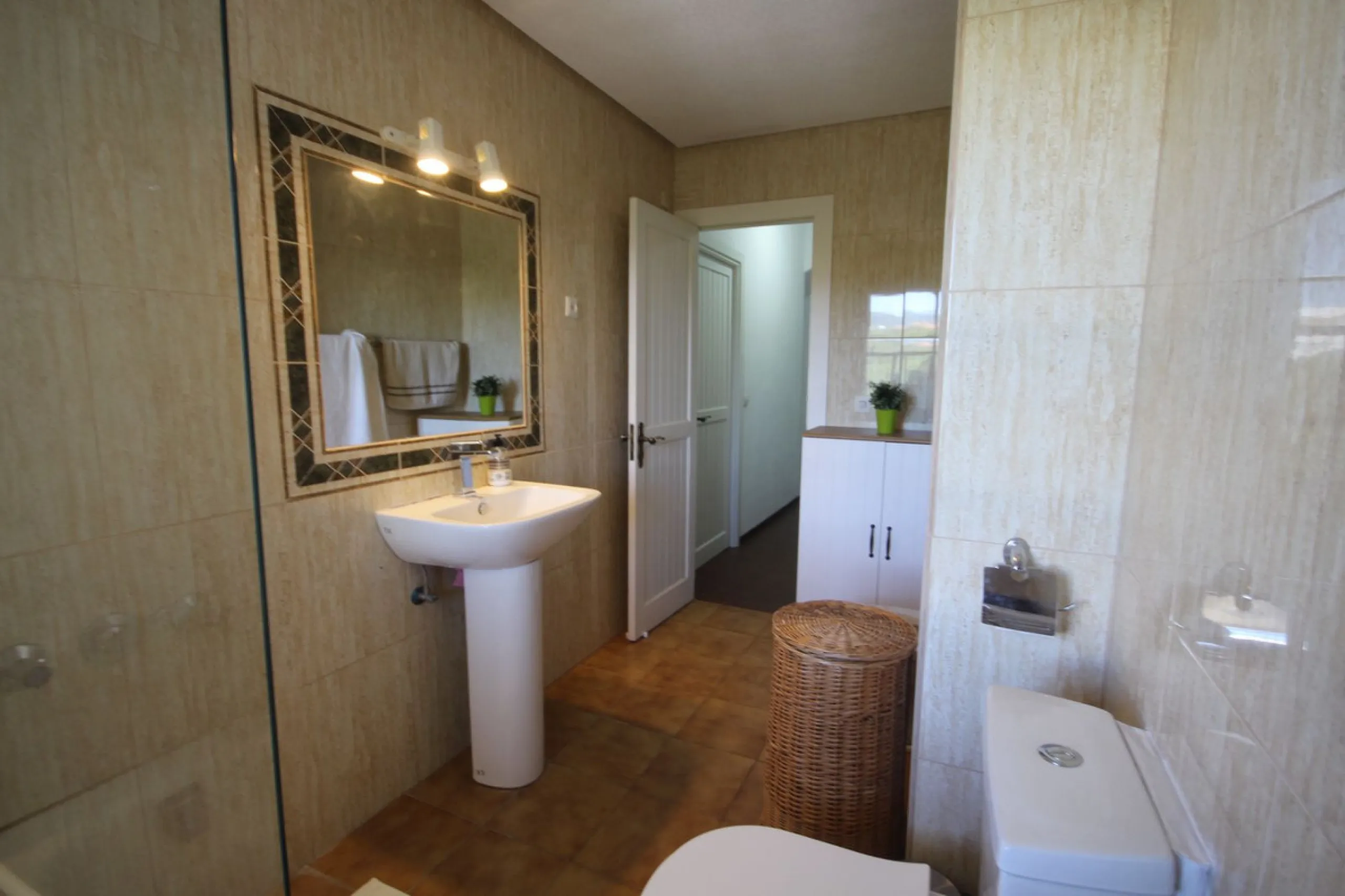This spacious apartment in Cabopino Port boasts fantastic sea views!