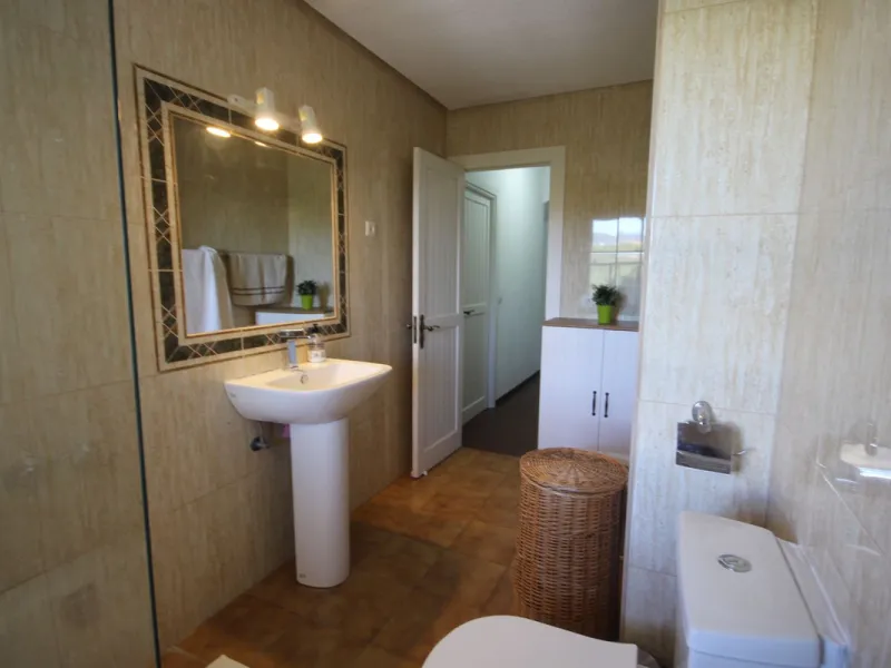 This spacious apartment in Cabopino Port boasts fantastic sea views!