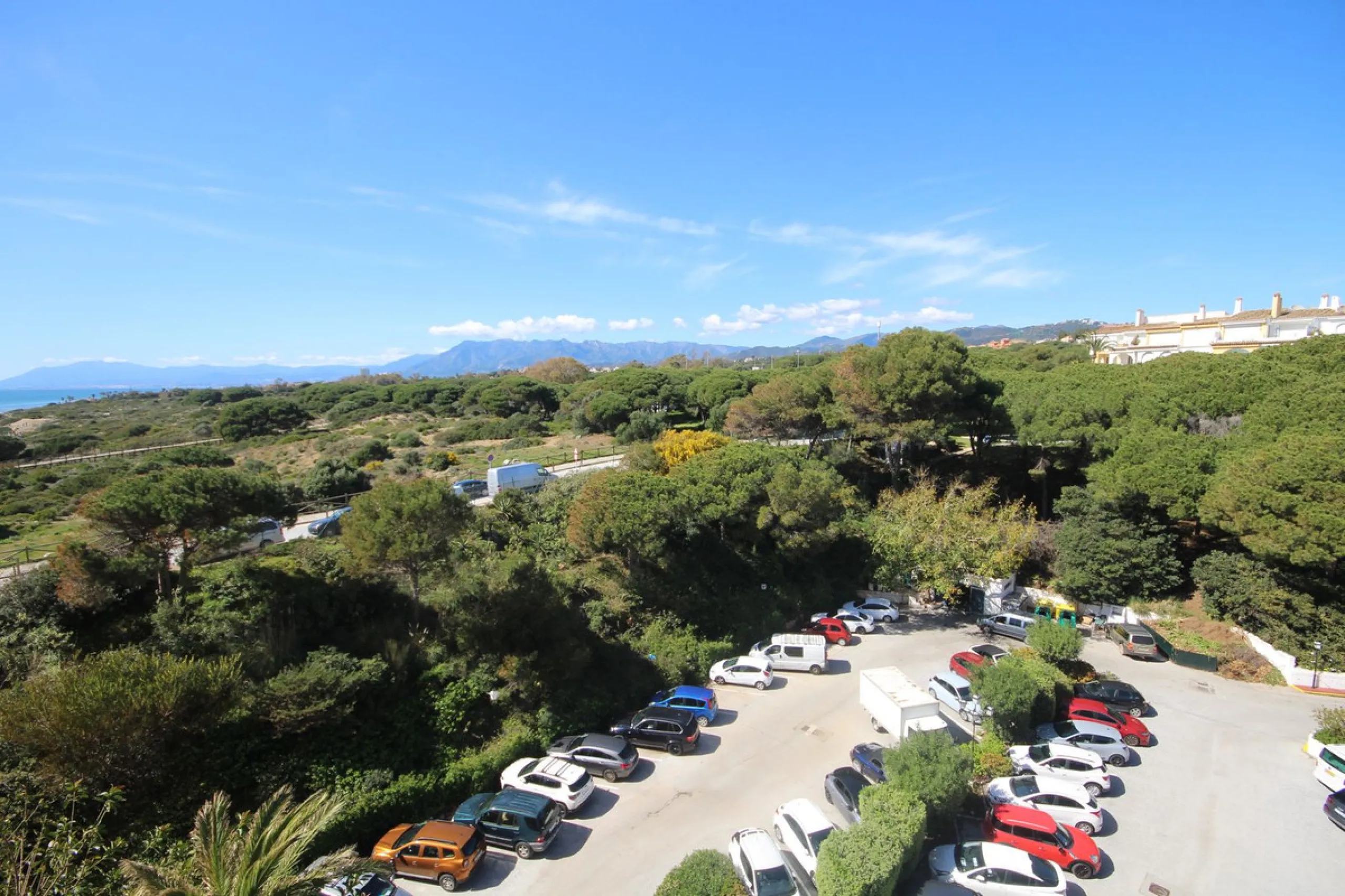 This spacious apartment in Cabopino Port boasts fantastic sea views!