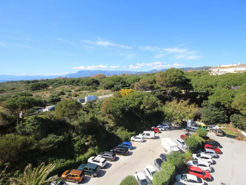This spacious apartment in Cabopino Port boasts fantastic sea views!