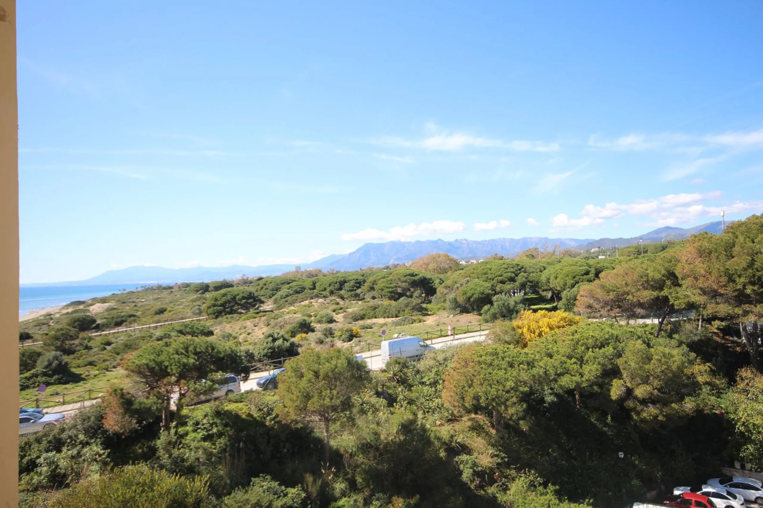 This spacious apartment in Cabopino Port boasts fantastic sea views!