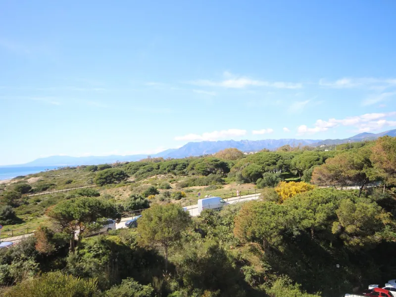 This spacious apartment in Cabopino Port boasts fantastic sea views!