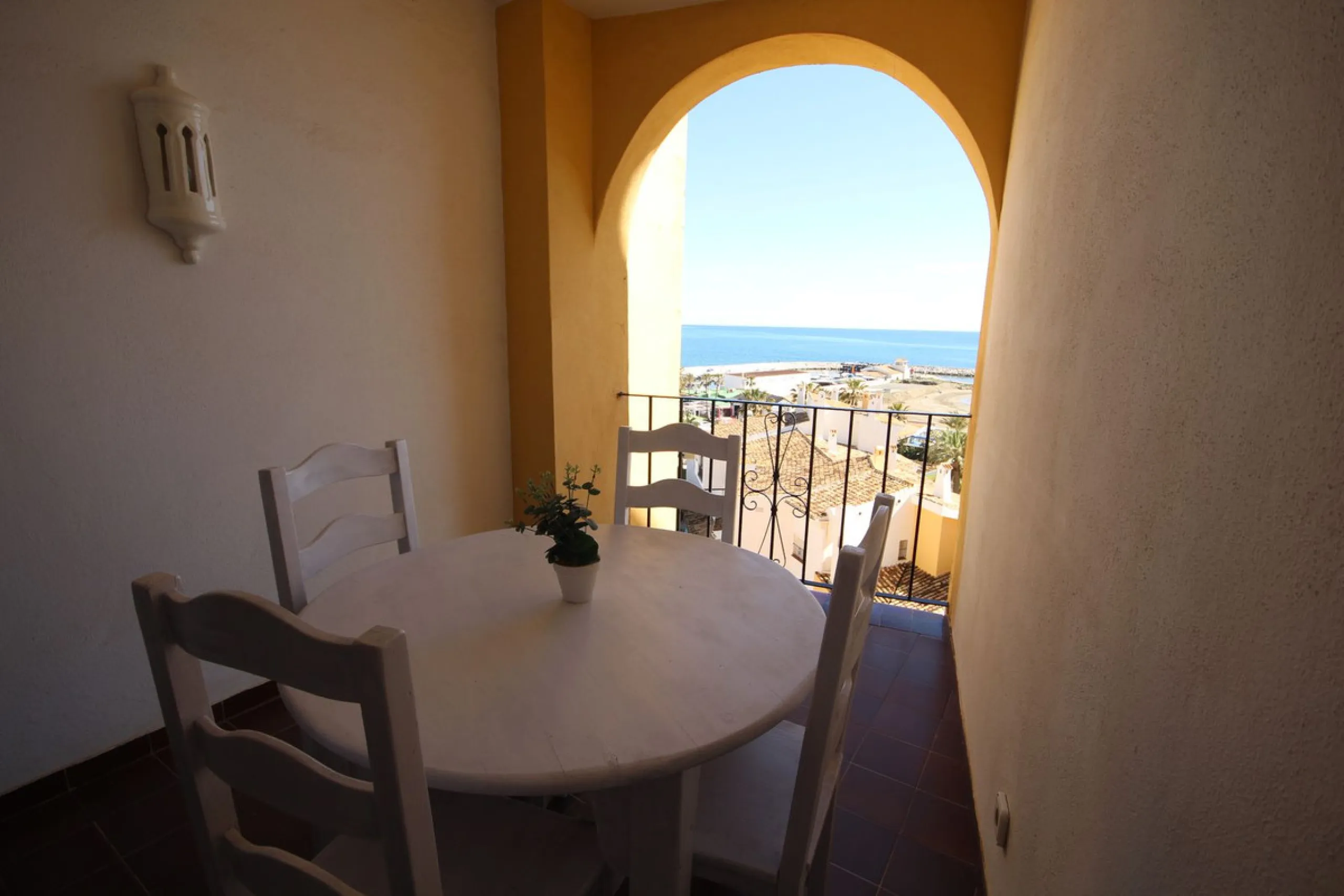 This spacious apartment in Cabopino Port boasts fantastic sea views!