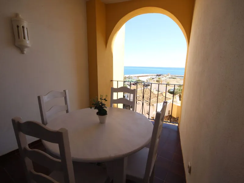 This spacious apartment in Cabopino Port boasts fantastic sea views!