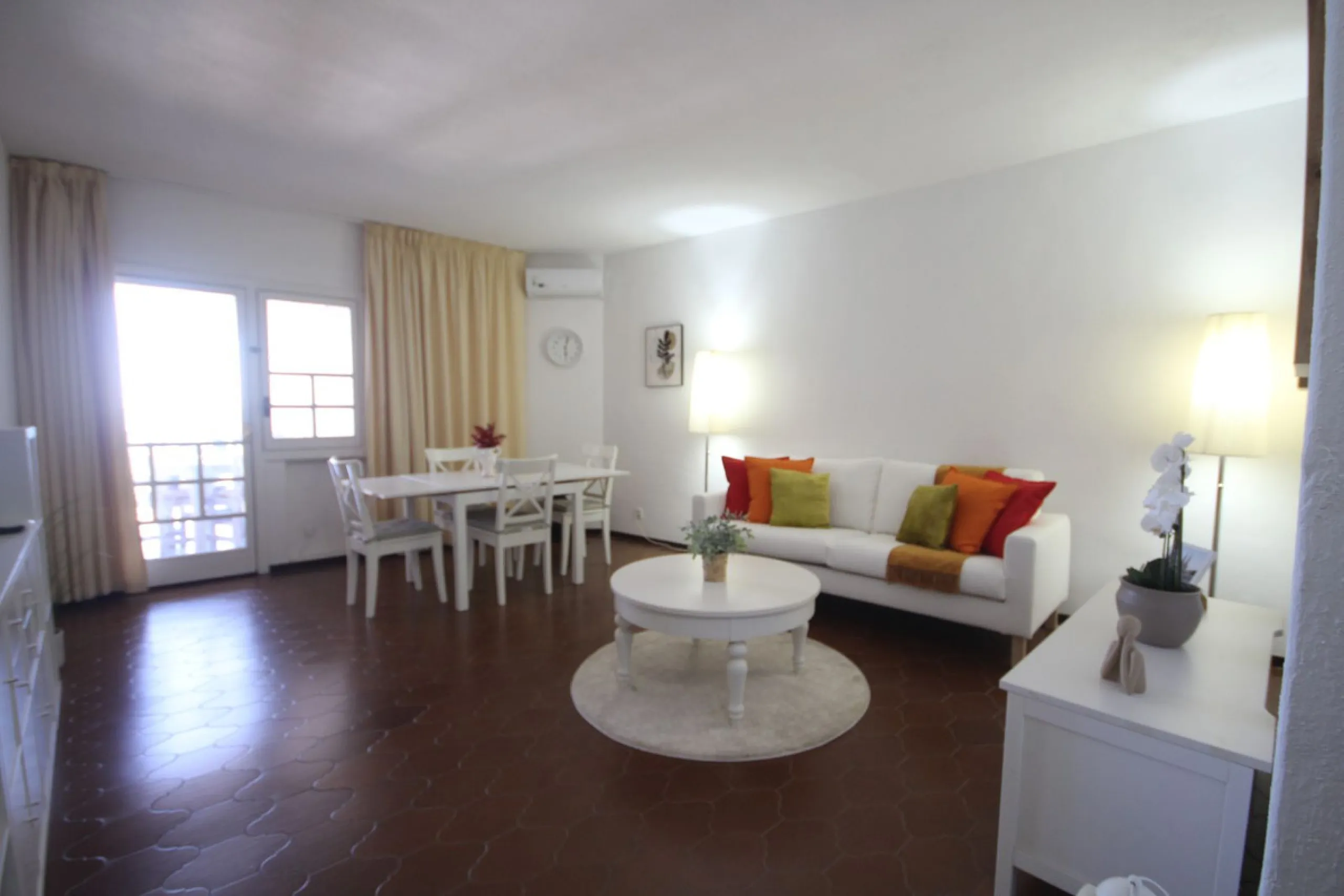 This spacious apartment in Cabopino Port boasts fantastic sea views!