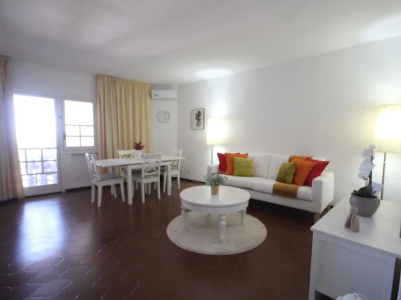 This spacious apartment in Cabopino Port boasts fantastic sea views!