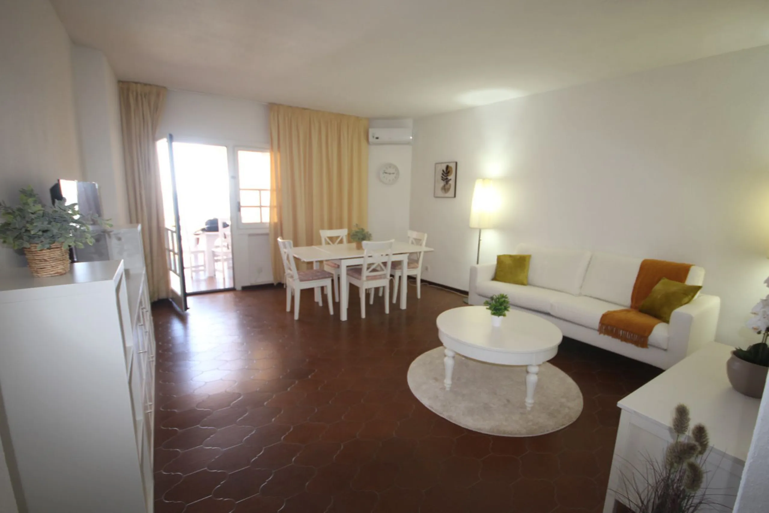 This spacious apartment in Cabopino Port boasts fantastic sea views!