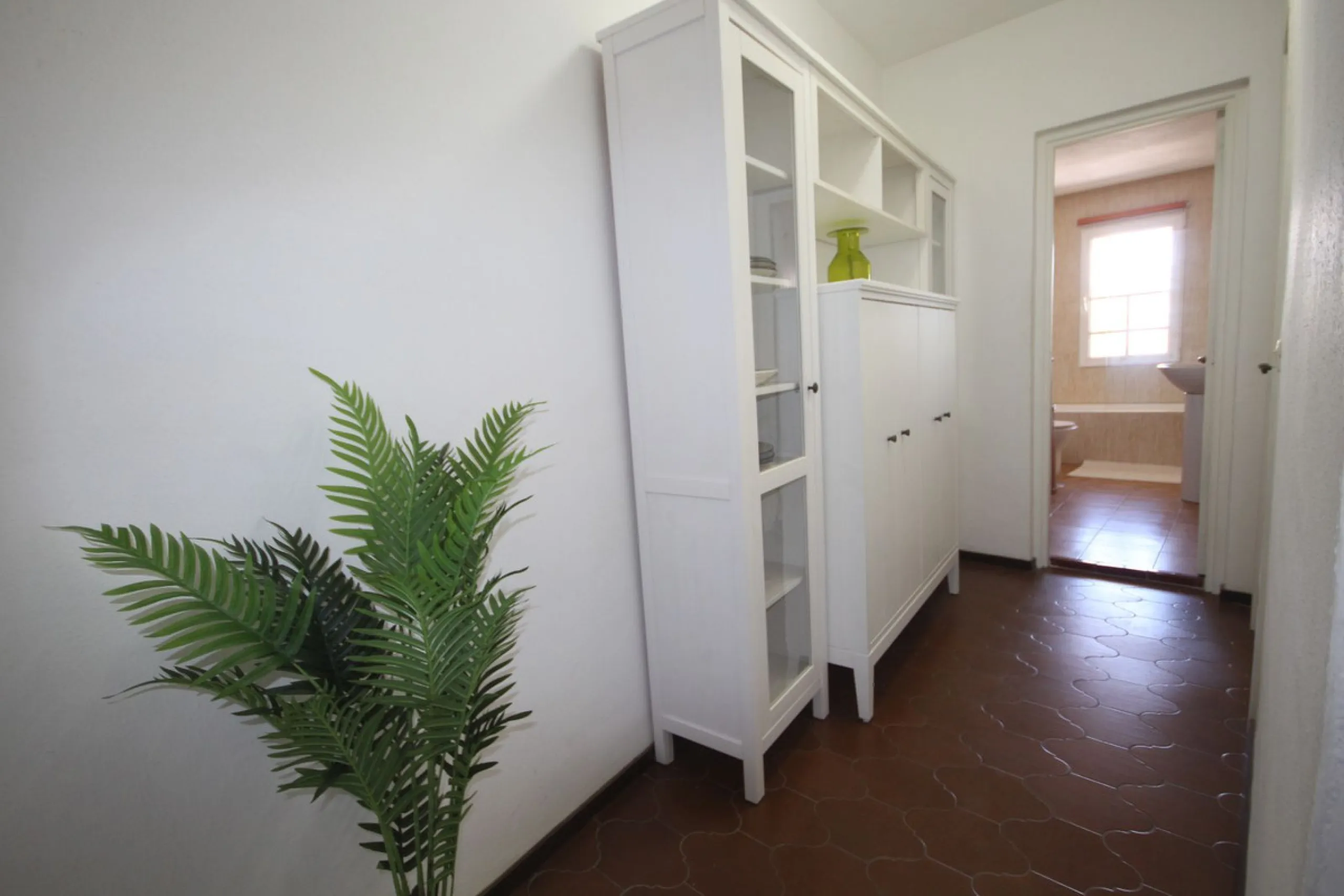 This spacious apartment in Cabopino Port boasts fantastic sea views!