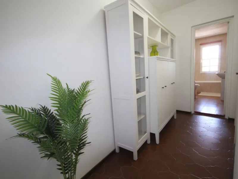 This spacious apartment in Cabopino Port boasts fantastic sea views!