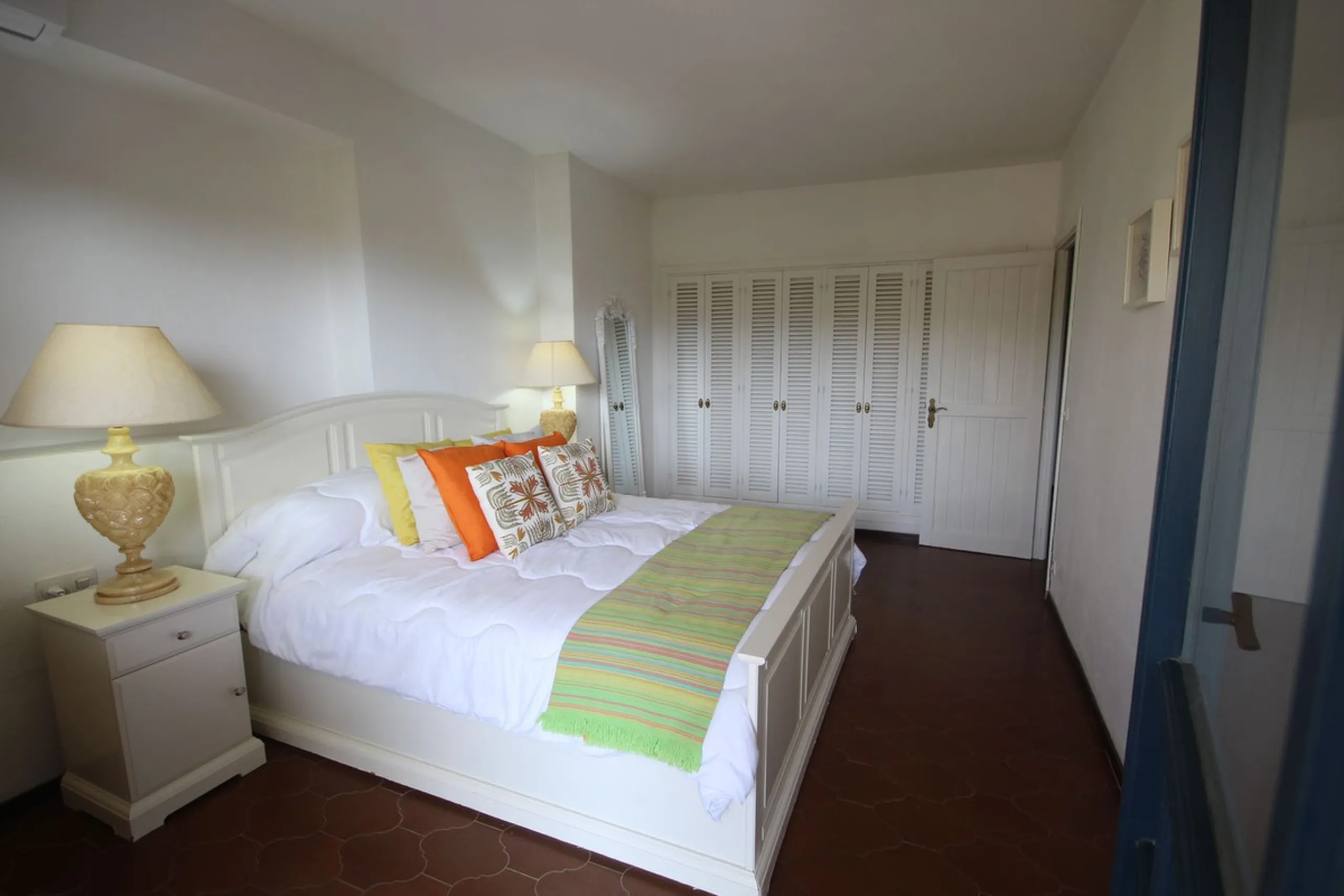 This spacious apartment in Cabopino Port boasts fantastic sea views!