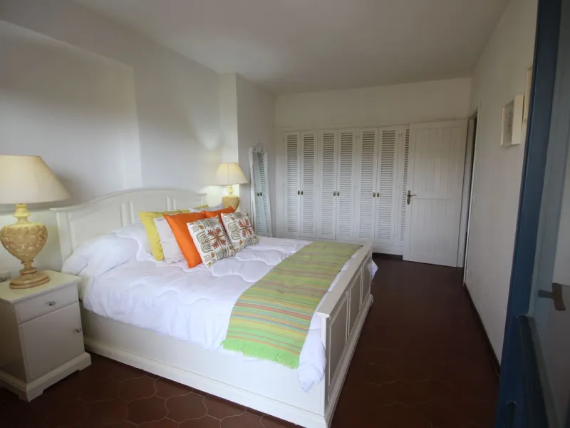 This spacious apartment in Cabopino Port boasts fantastic sea views!
