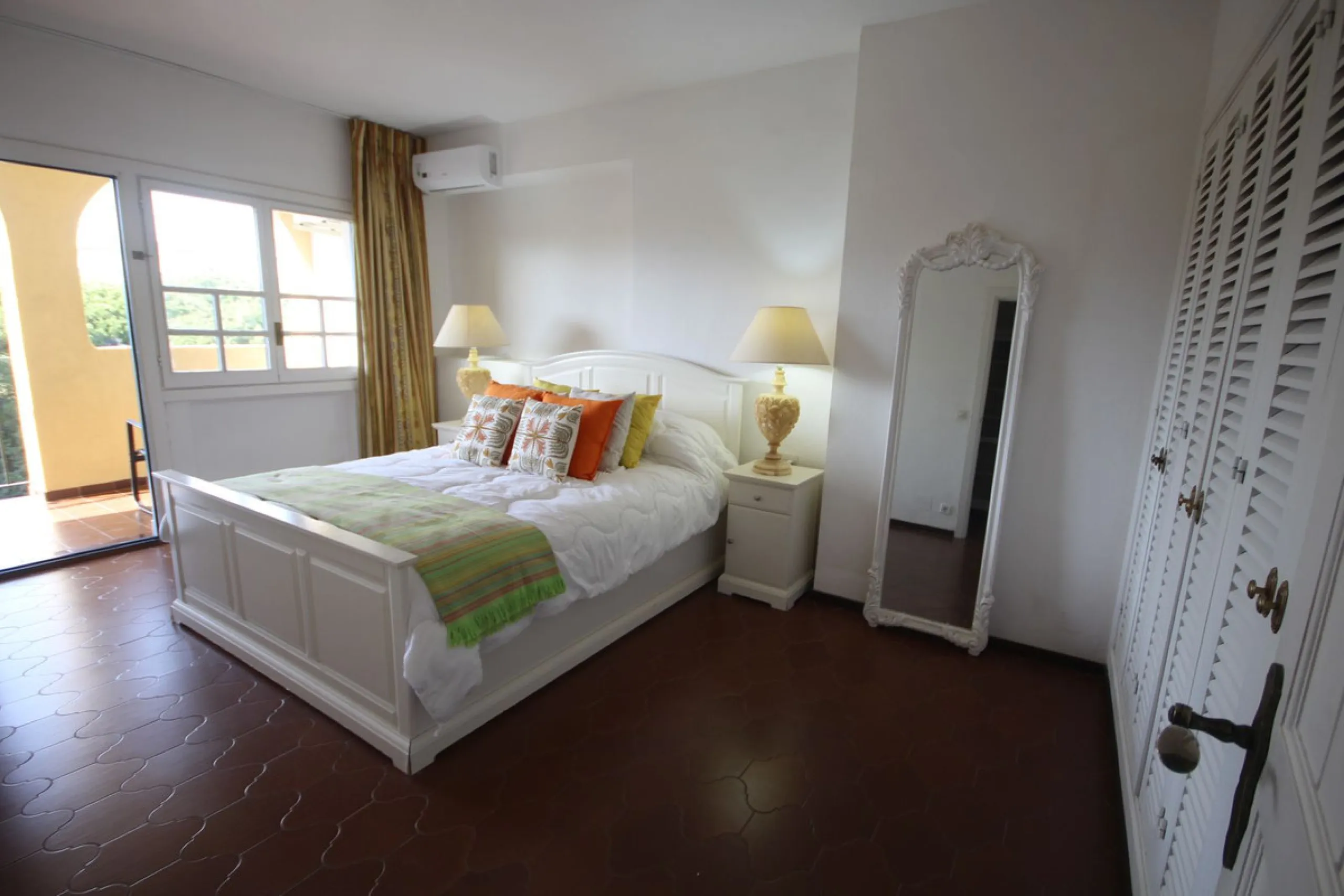 This spacious apartment in Cabopino Port boasts fantastic sea views!