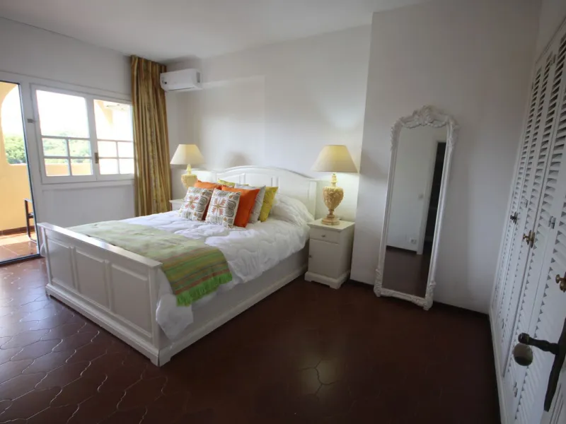 This spacious apartment in Cabopino Port boasts fantastic sea views!