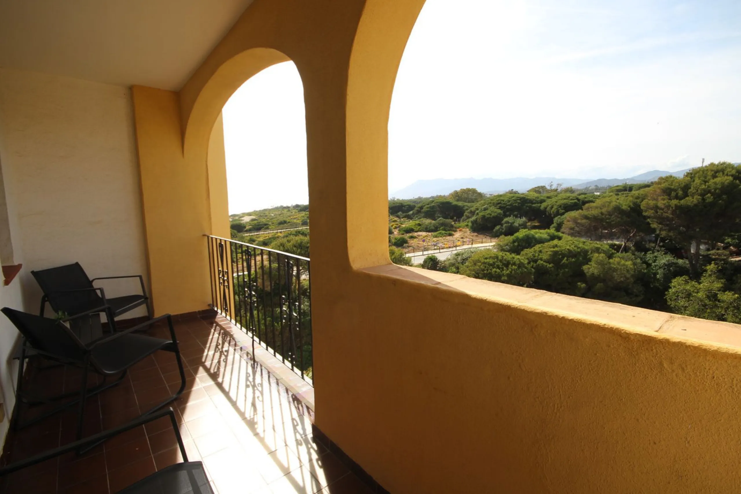 This spacious apartment in Cabopino Port boasts fantastic sea views!