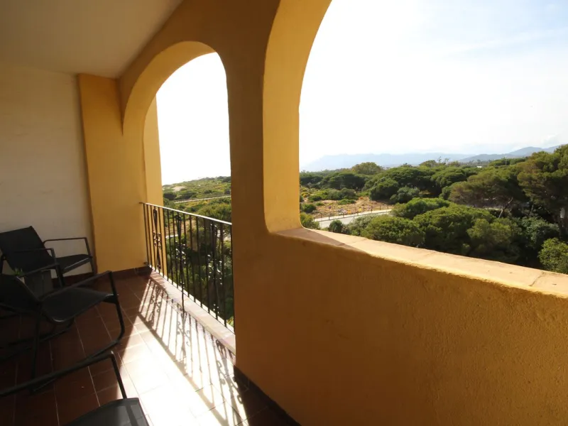 This spacious apartment in Cabopino Port boasts fantastic sea views!