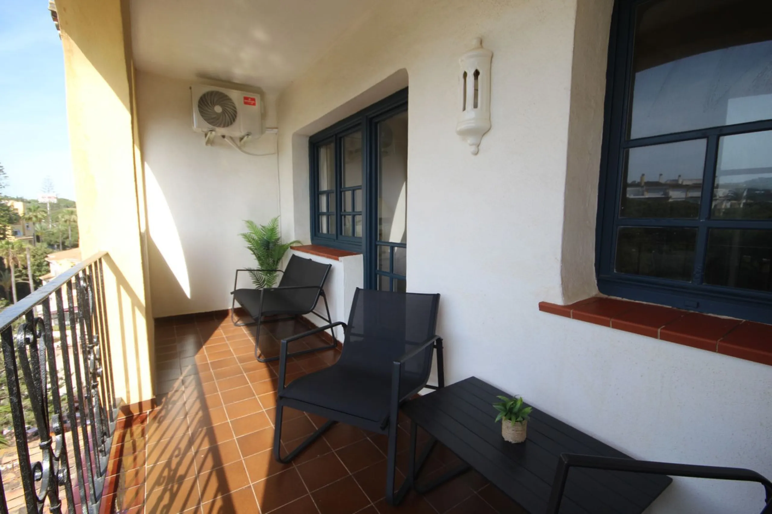 This spacious apartment in Cabopino Port boasts fantastic sea views!